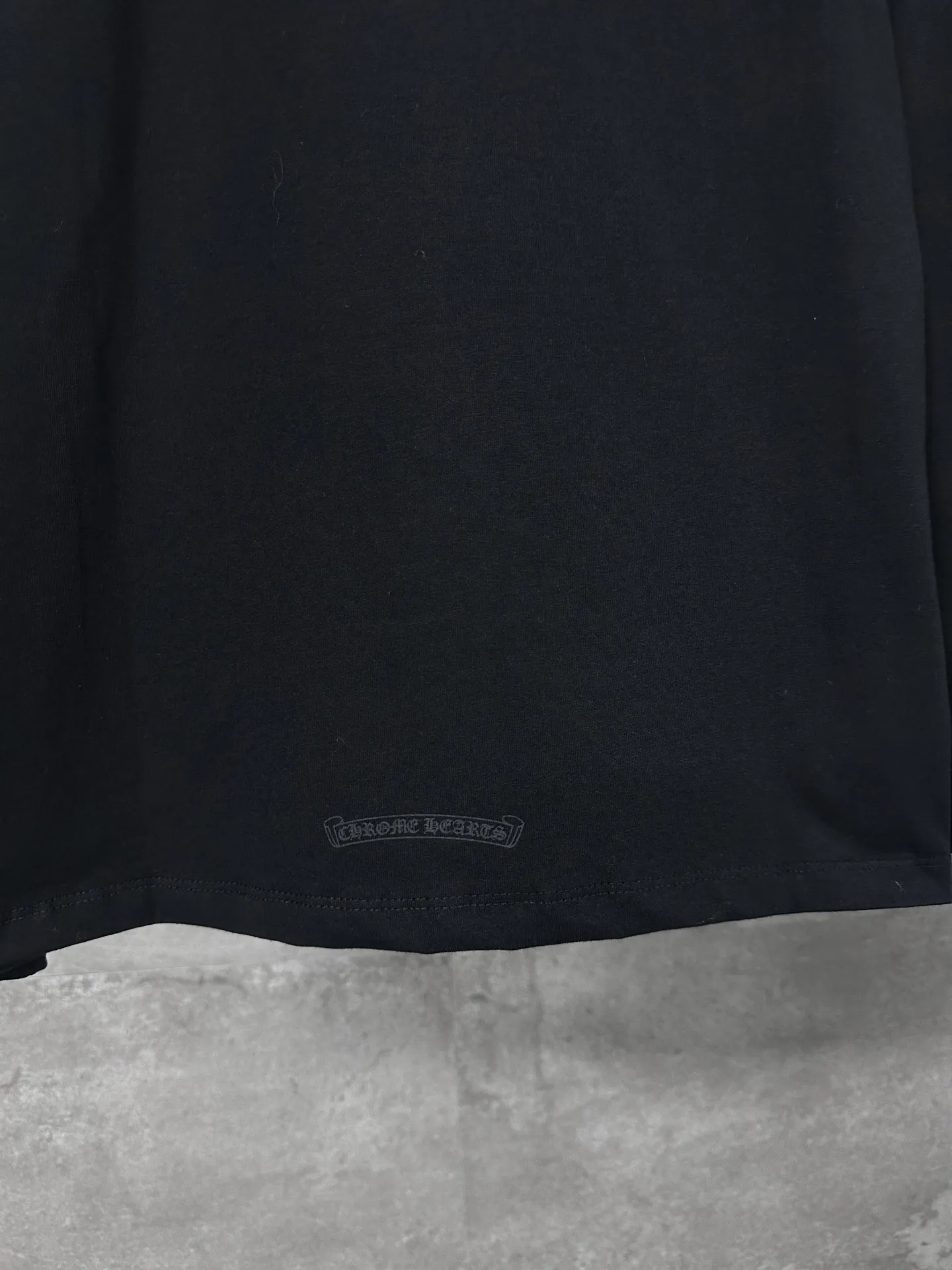 P290 Chrome Hearts/Chrome Hearts CH black flocked cross round neck long sleeves, custom-woven and dyed 40 yarn surface pattern with scratchy fabric, ready-made garments are made of YB consistent electrostatic flocking process, which is not an ordinary lettering mold process, and the colors are different at different angles. Brand new collar label (not the previous leather label) and washed label.  Size：S/M/L/XL